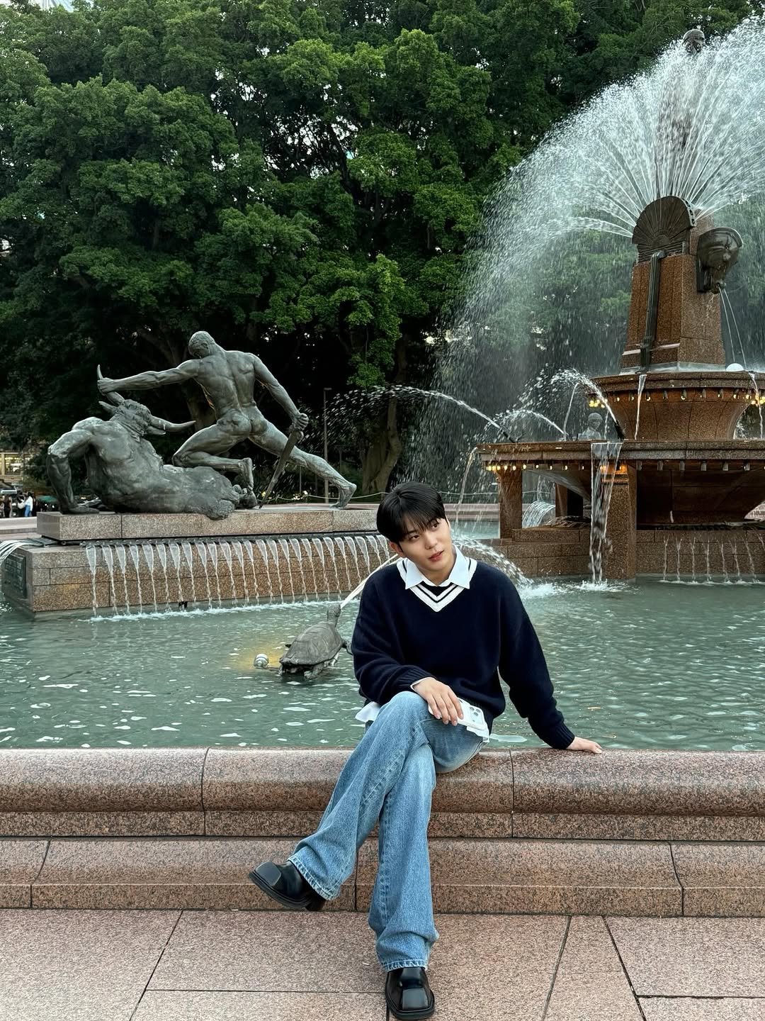 Photo by JONGHO on March 07, 2026. May be an image of Buckingham Fountain, body of water, statue, park and text.