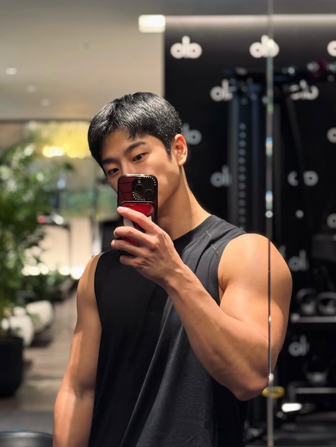 Photo shared by 임정윤 🇰🇷 𝐽𝑒𝑜𝑛𝑔 𝑌𝑢𝑛 𝐿𝑖𝑚 on September 24, 2025 tagging @alowellnessclub, @alomen, @alo, and @aloseoul. May be a selfie of 1 person, biceps, mirror and text.