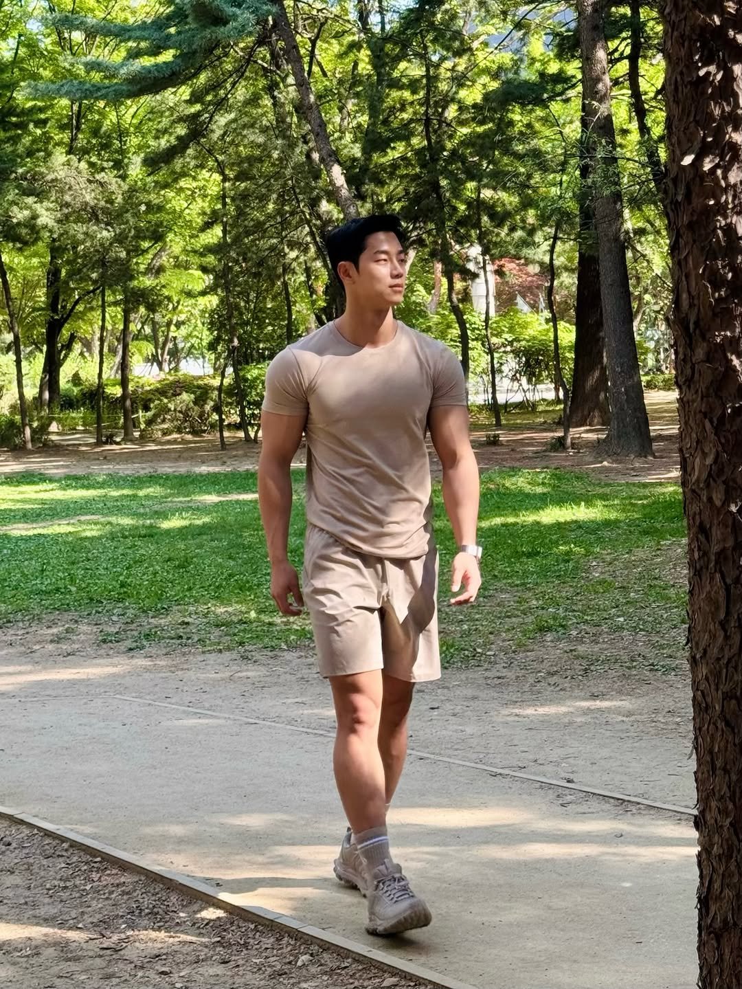 Photo shared by 임정윤 🇰🇷 𝐽𝑒𝑜𝑛𝑔 𝑌𝑢𝑛 𝐿𝑖𝑚 on April 27, 2026 tagging @alomen, @alo, and @aloseoul. May be an image of body building, activewear, shorts, park and text.