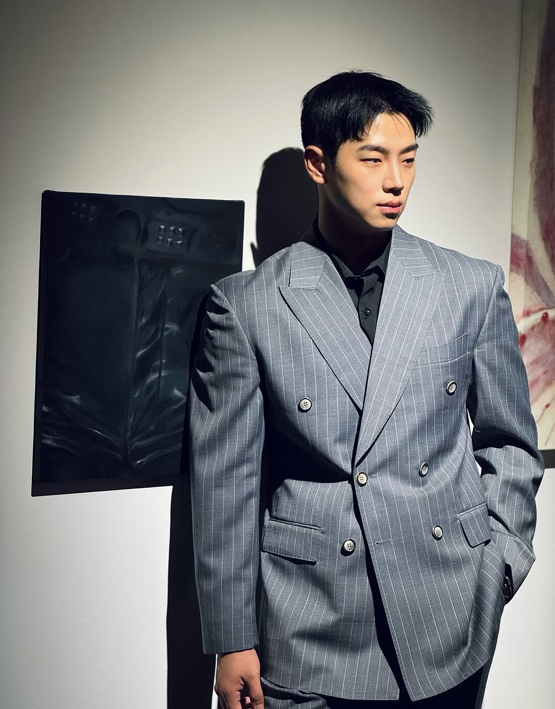 Photo shared by 임정윤 🇰🇷 𝐽𝑒𝑜𝑛𝑔 𝑌𝑢𝑛 𝐿𝑖𝑚 on September 08, 2025 tagging @yoonvrs, and @cosmo.scent. May be an image of 1 person, overcoat, duffle coat, dinner jacket, blazer, suit, jacket and text.