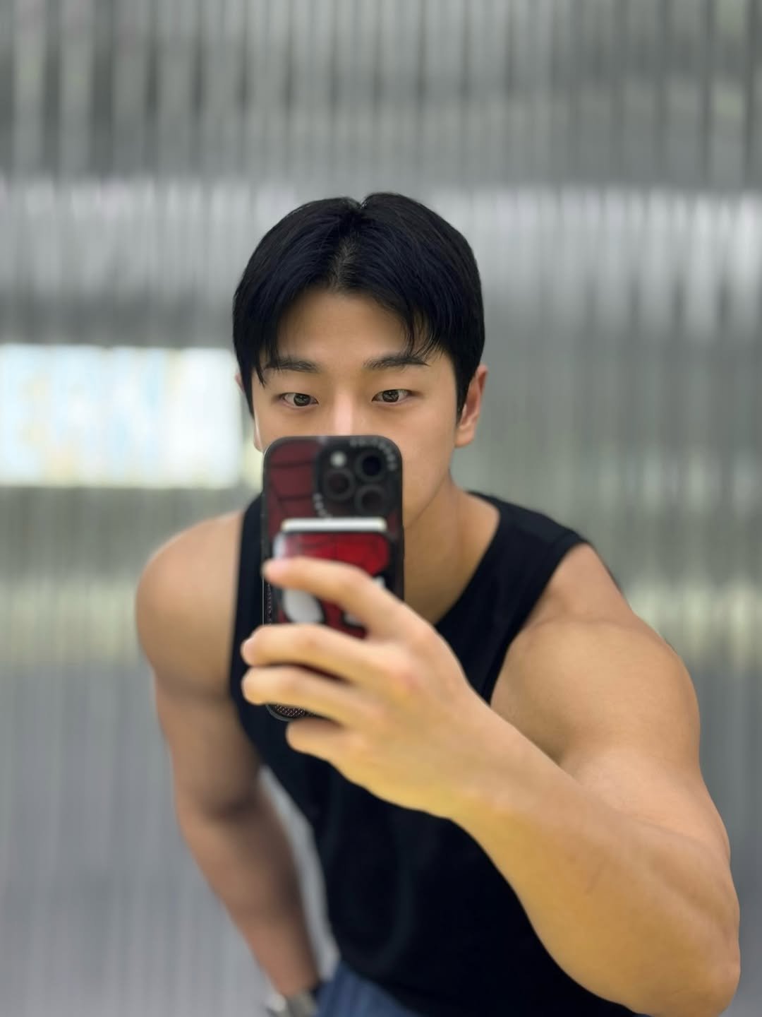 Photo by 임정윤 🇰🇷 𝐽𝑒𝑜𝑛𝑔 𝑌𝑢𝑛 𝐿𝑖𝑚 on March 31, 2026. May be a selfie of one or more people, biceps, tanktop, mirror and text.