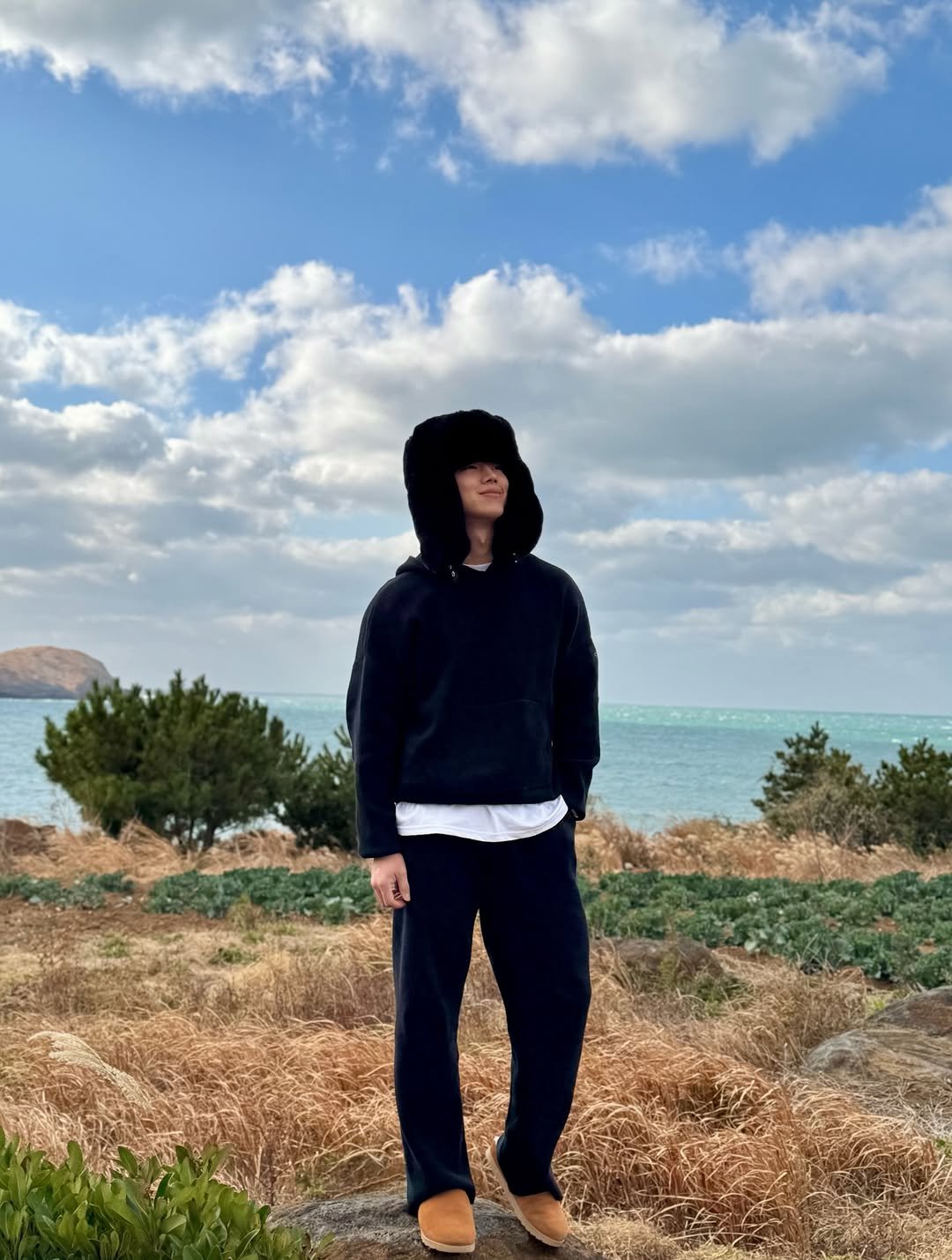 Photo shared by 임정윤 🇰🇷 𝐽𝑒𝑜𝑛𝑔 𝑌𝑢𝑛 𝐿𝑖𝑚 on December 25, 2025 tagging @alo, and @aloseoul. May be an image of standing, cloak, face mask, sweatpants, sweatsuit, parka, outdoors and text.