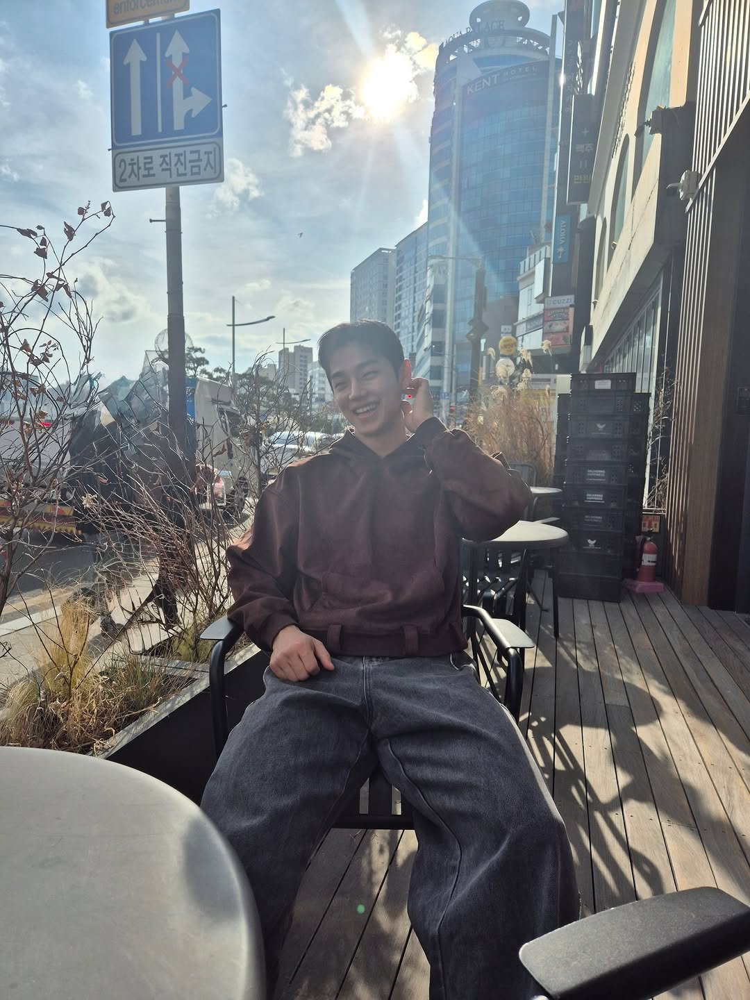 Photo shared by 임정윤 🇰🇷 𝐽𝑒𝑜𝑛𝑔 𝑌𝑢𝑛 𝐿𝑖𝑚 on February 16, 2026 tagging @yoonvrs, and @cosmo.scent. May be an image of wingtip shoes, cigarette, cigar and text.