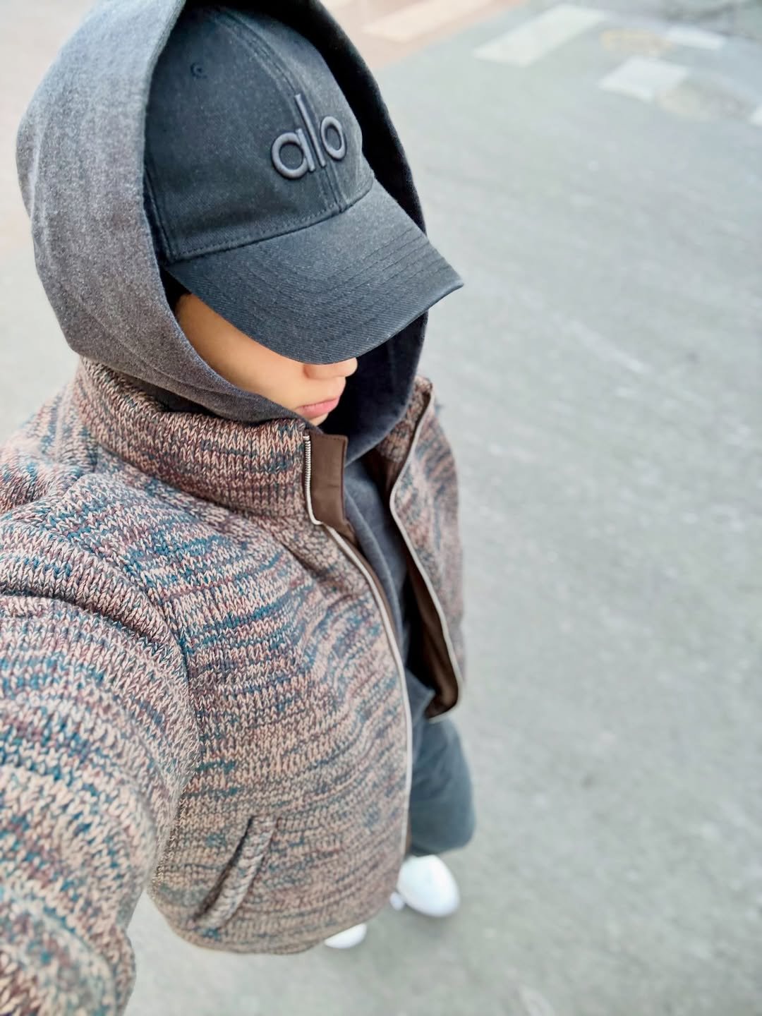 Photo shared by 임정윤 🇰🇷 𝐽𝑒𝑜𝑛𝑔 𝑌𝑢𝑛 𝐿𝑖𝑚 on January 25, 2026 tagging @alo, and @aloseoul. May be an image of duffle coat, overcoat, hat, goosedown coat, sweatpants, jacket, face mask, fleece, parka and text that says 'alo'.