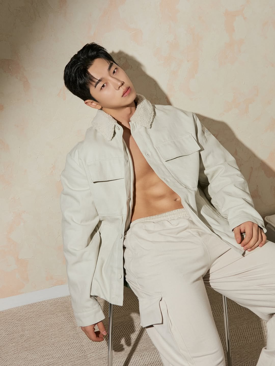 Photo by 임정윤 🇰🇷 𝐽𝑒𝑜𝑛𝑔 𝑌𝑢𝑛 𝐿𝑖𝑚 in Seoul, Korea with @yoonvrs, @cosmo.scent, and @fotive_studio. May be an image of text.