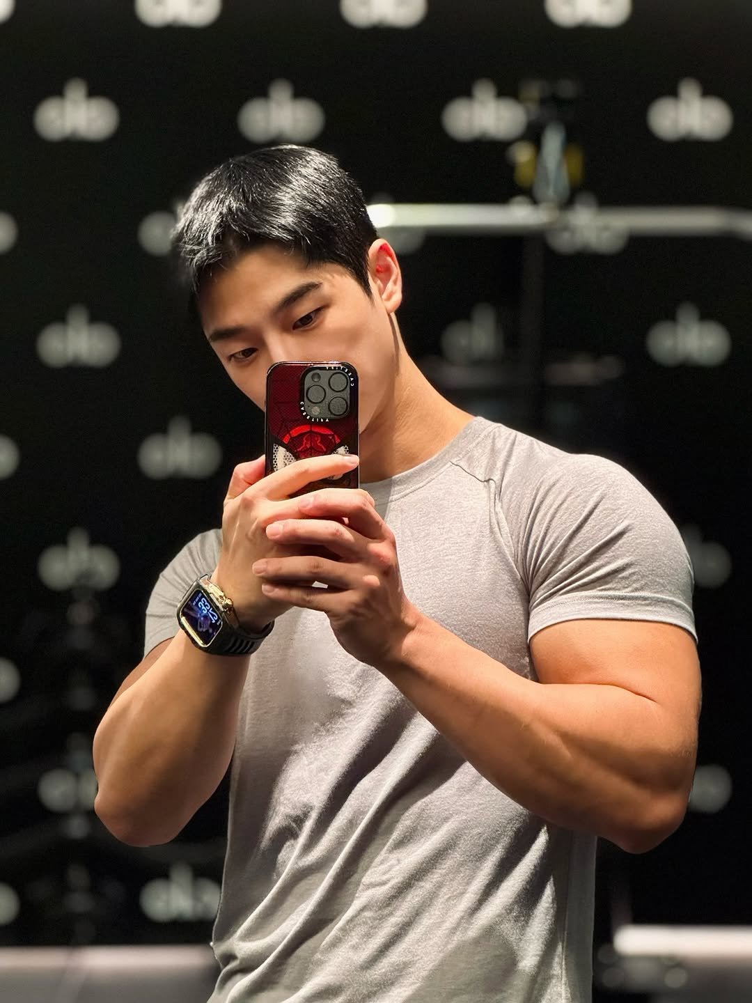 Photo shared by 임정윤 🇰🇷 𝐽𝑒𝑜𝑛𝑔 𝑌𝑢𝑛 𝐿𝑖𝑚 on September 14, 2025 tagging @alowellnessclub, @alomen, @alo, and @aloseoul. May be a selfie of 1 person, biceps, body building, mirror and text.