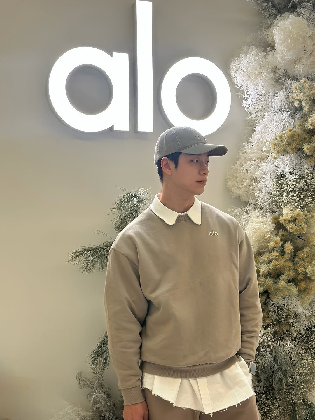 Photo by 임정윤 🇰🇷 𝐽𝑒𝑜𝑛𝑔 𝑌𝑢𝑛 𝐿𝑖𝑚 on December 28, 2025. May be an image of duffle coat, hat, sweatpants, sweater, top and text that says 'alo do'.