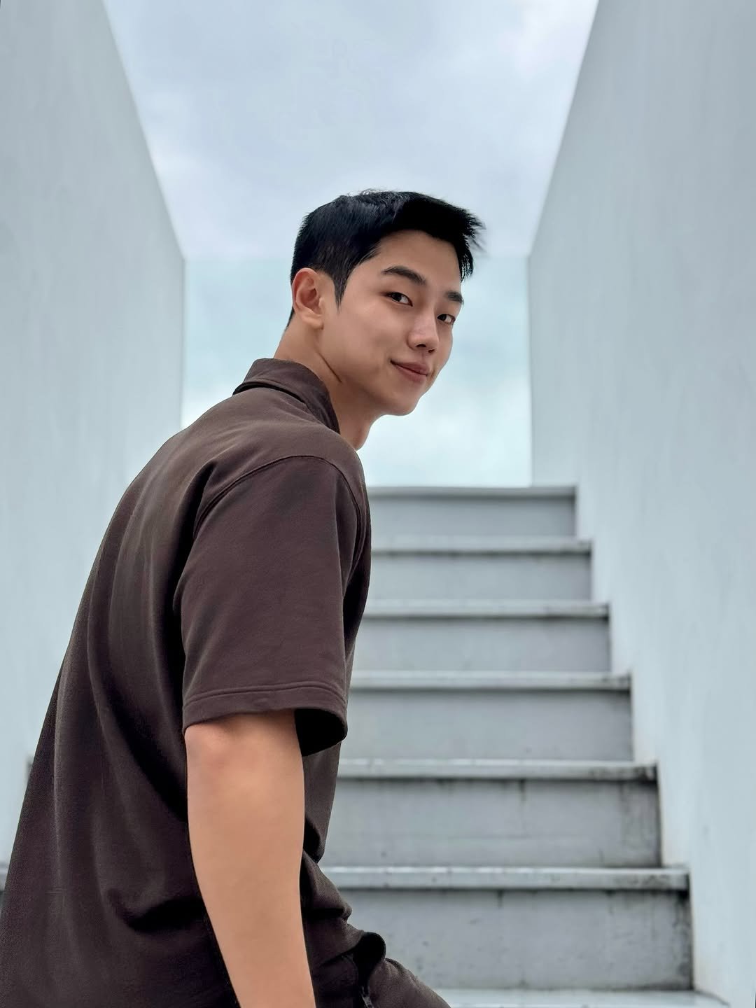Photo shared by 임정윤 🇰🇷 𝐽𝑒𝑜𝑛𝑔 𝑌𝑢𝑛 𝐿𝑖𝑚 on September 28, 2025 tagging @yoonvrs, and @cosmo.scent. May be an image of 1 person and text.