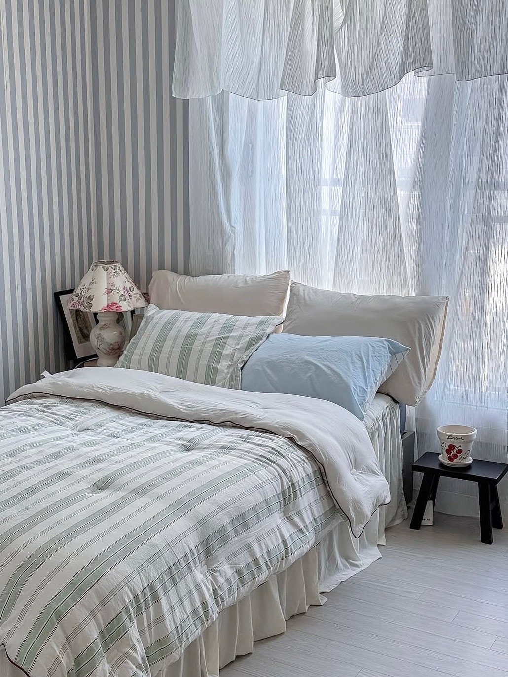 Photo by 아엠홈 on August 03, 2025. May be an image of headboard, indoors, bedroom and text.