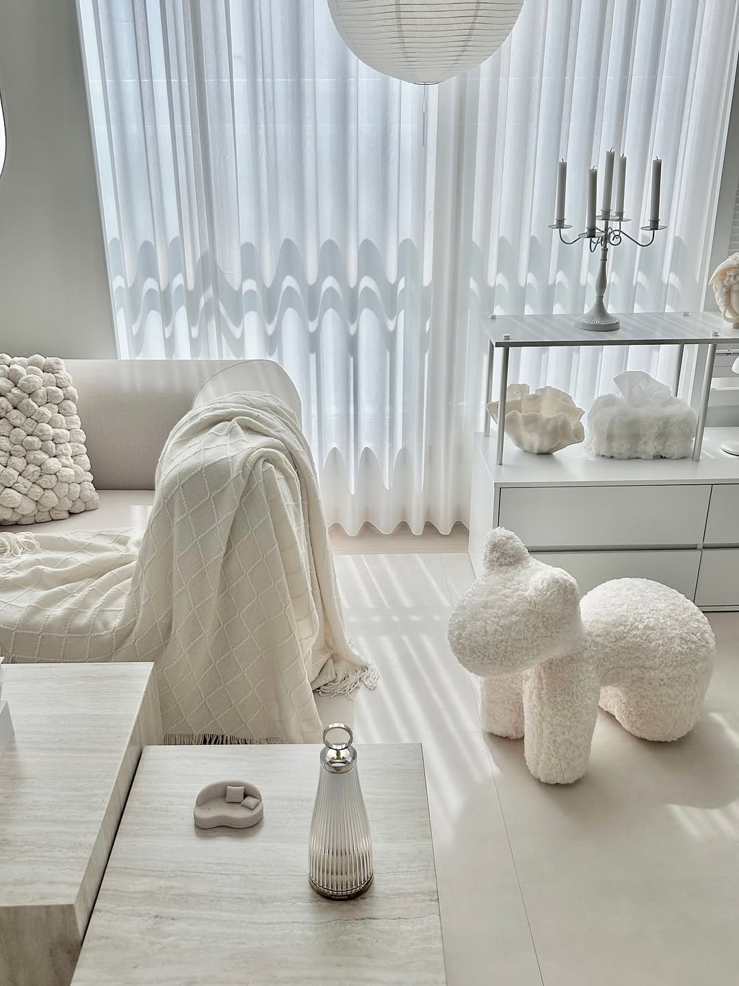 Photo by 아엠홈 on August 07, 2025. May be an image of sofa, living room, indoors and text.