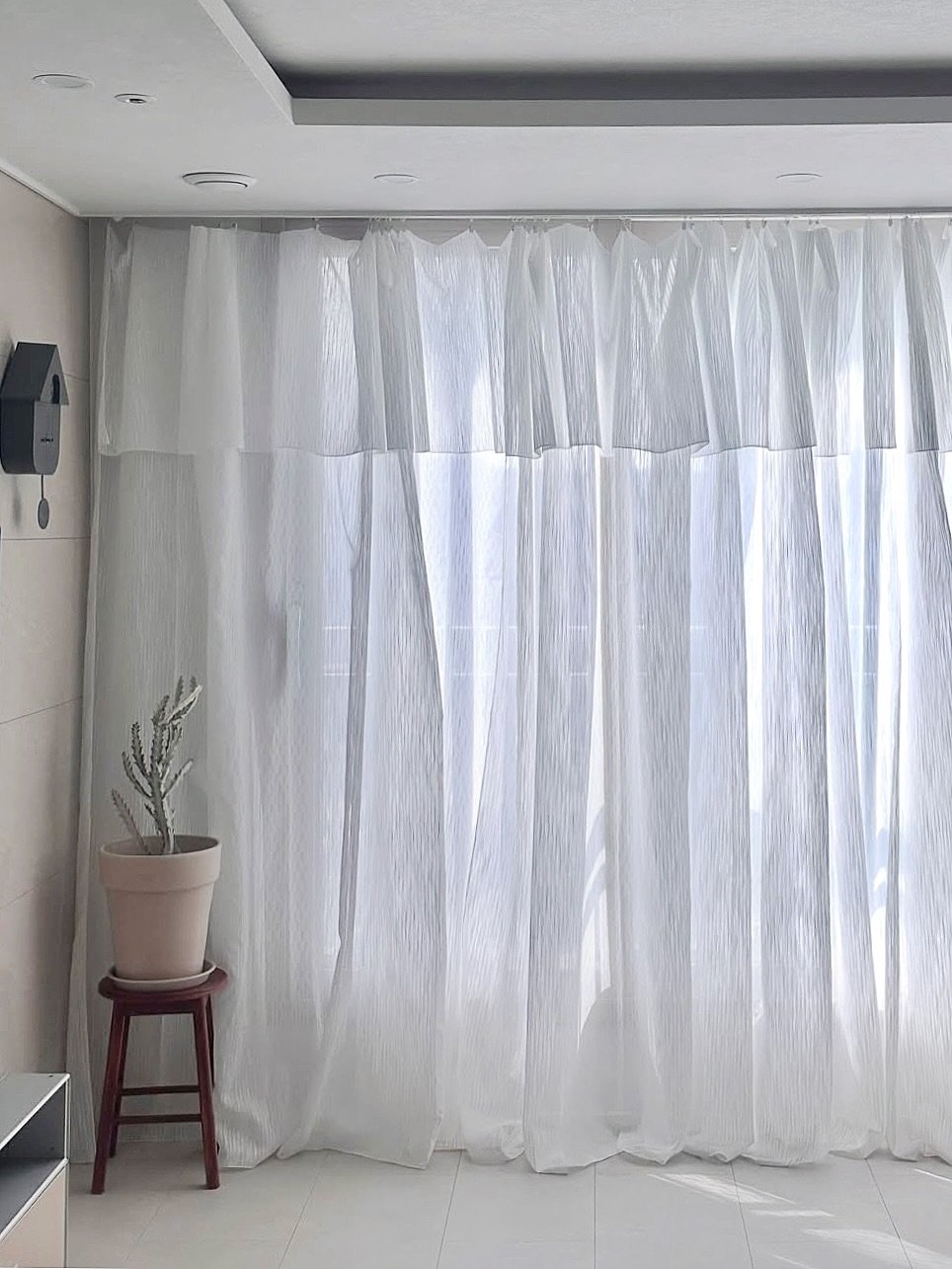 Photo by 아엠홈 on July 28, 2025. May be an image of curtains, indoors, sliding door and text.