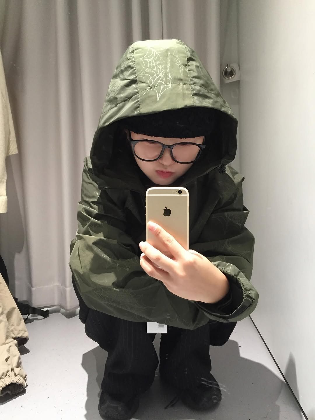 Photo by 임땡땡 on October 20, 2025. May be an image of duffle coat, goosedown coat, jacket, raincoat and parka.