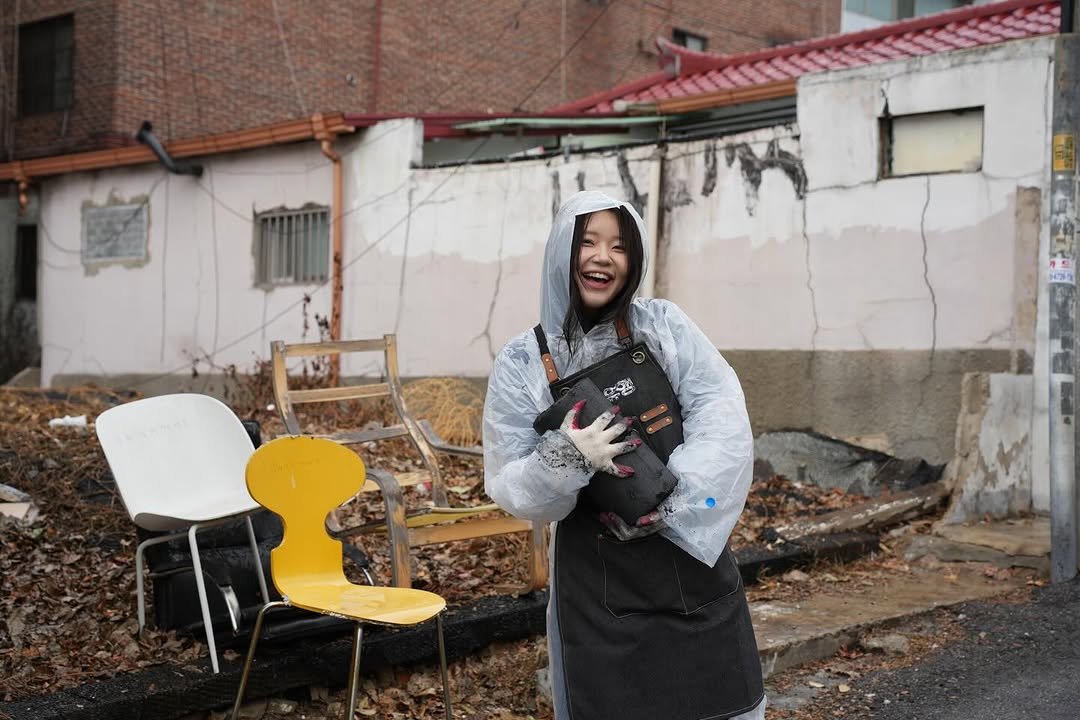 Photo shared by 임땡땡 on December 19, 2025 tagging @sarangbat, and @witu.house. May be an image of goosedown coat, plastic bag, garbage and text.