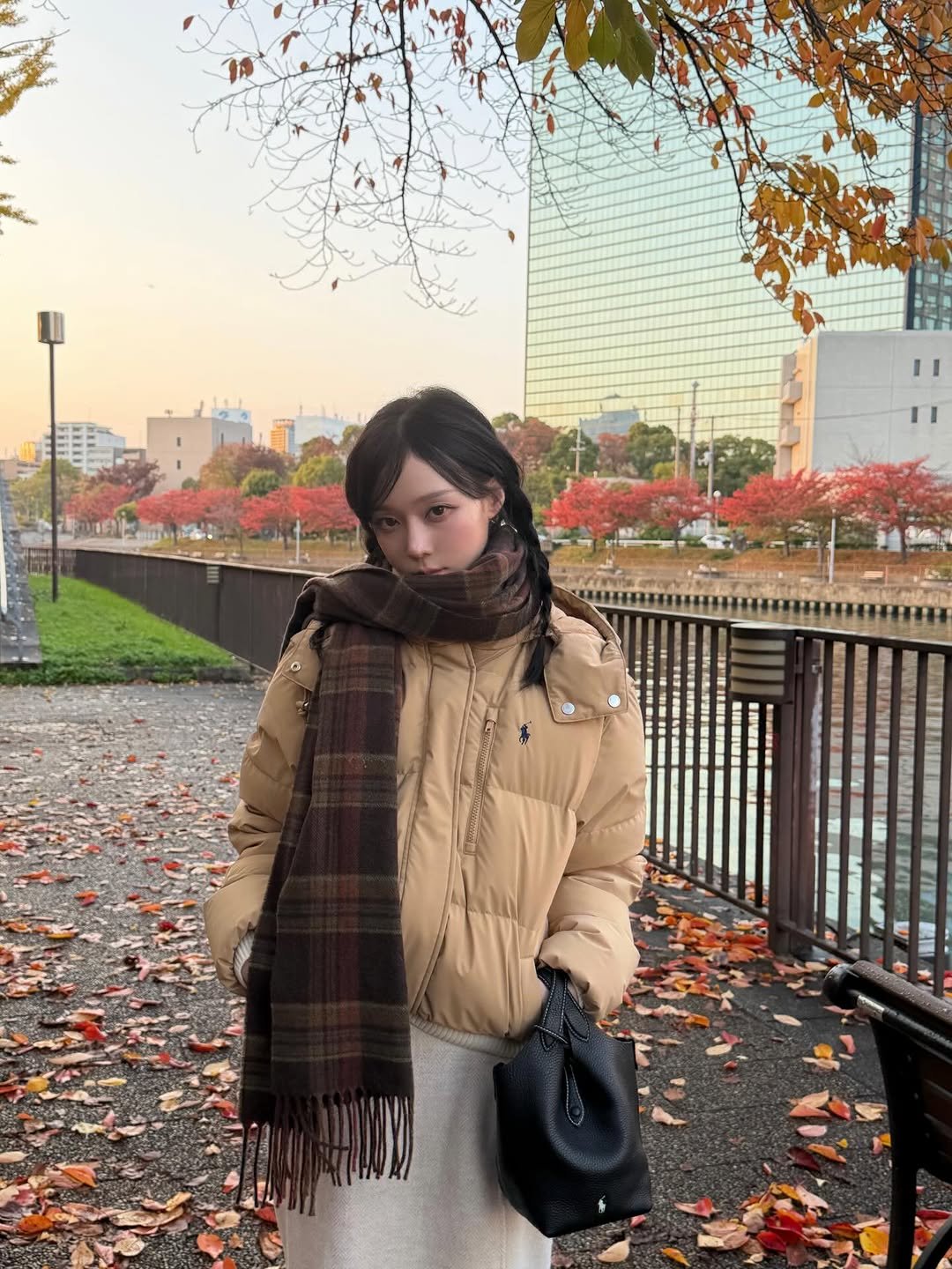 Photo by WINTER on November 26, 2025. May be an image of duffle coat, overcoat, scarf, turtleneck, parka, outdoors and text.