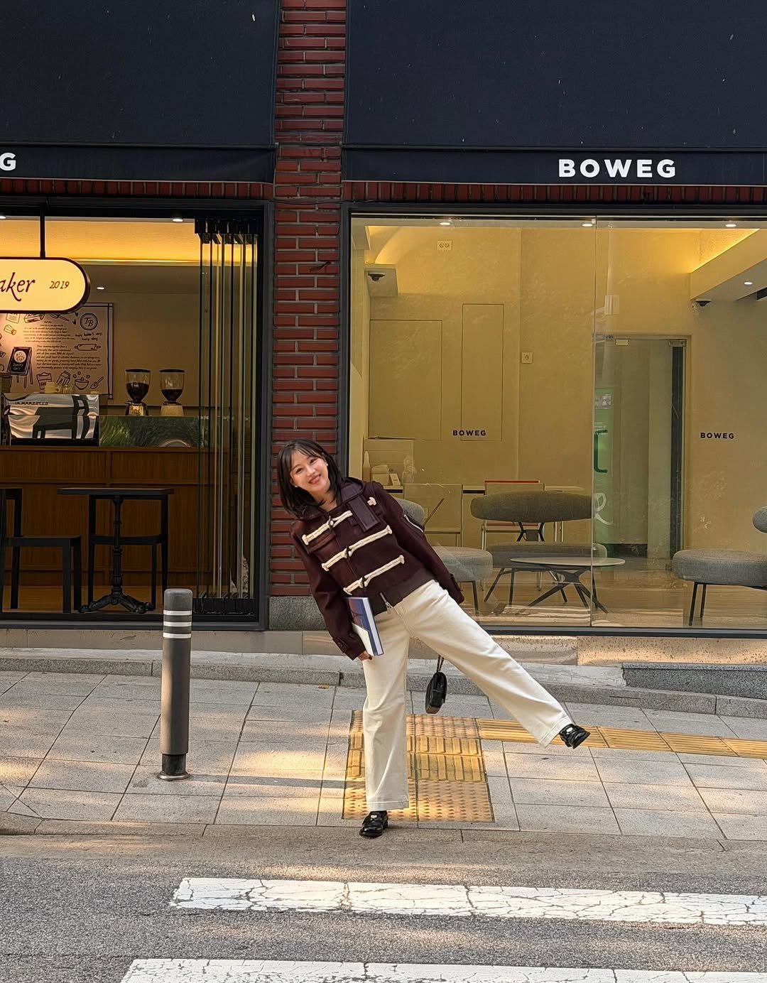 Photo by 인보라 on November 09, 2025. May be an image of duffle coat, overcoat, display case, street and text.