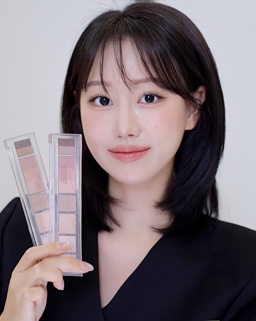 Photo shared by 인보라 on October 26, 2025 tagging @peripera_official. May be an image of one or more people, lipstick, makeup, hair and text.