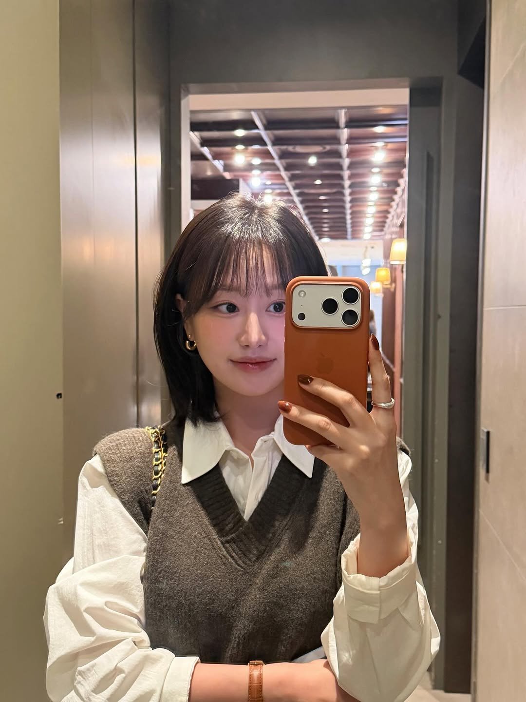 Photo by 인보라 on October 27, 2025. May be a selfie of one or more people, hair, vest, mirror, top and text.
