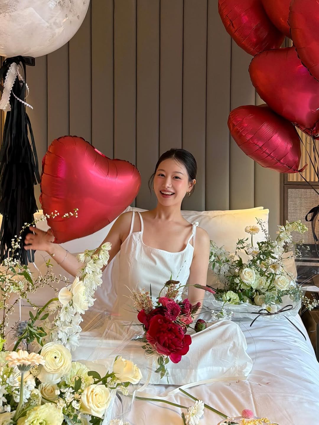 Photo by 인보라 on April 05, 2026. May be an image of heart, balloon, bouquet, flower arrangement, prairie gentian, baby's-breath, rose, wedding and text.