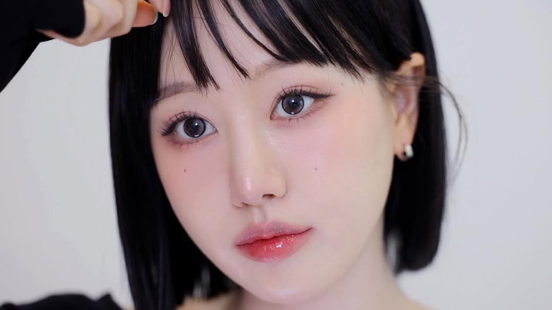 Photo by 인보라 on April 22, 2026. May be a closeup of one or more people, makeup, lipstick, hair and text.