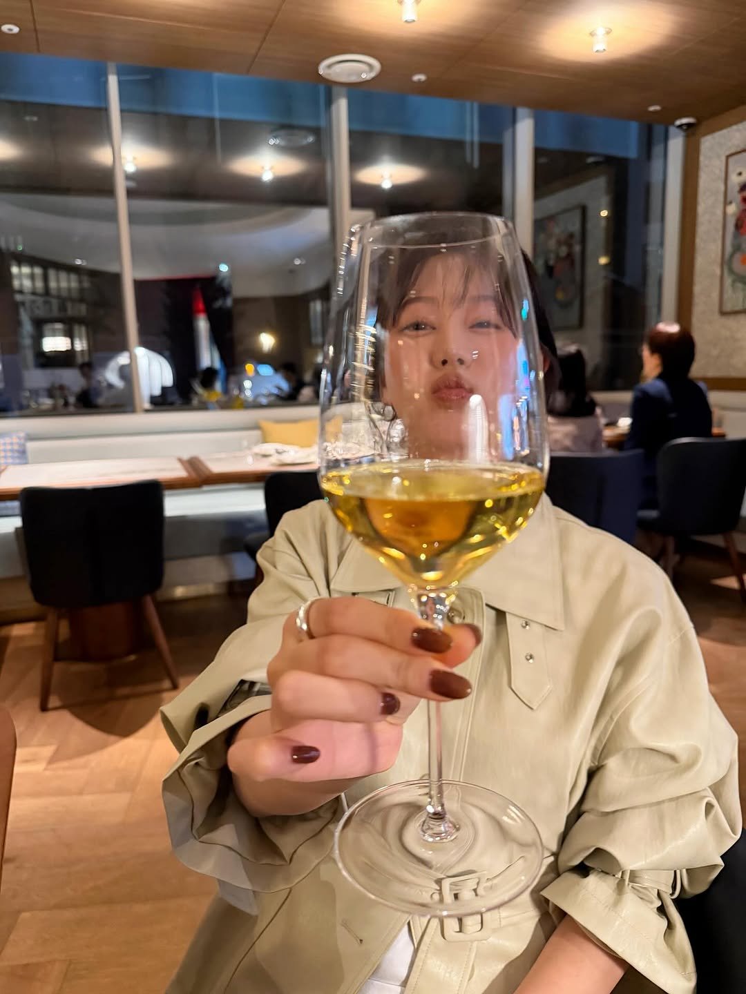 Photo by 인보라 on November 14, 2025. May be an image of champagne, wine glass and text.