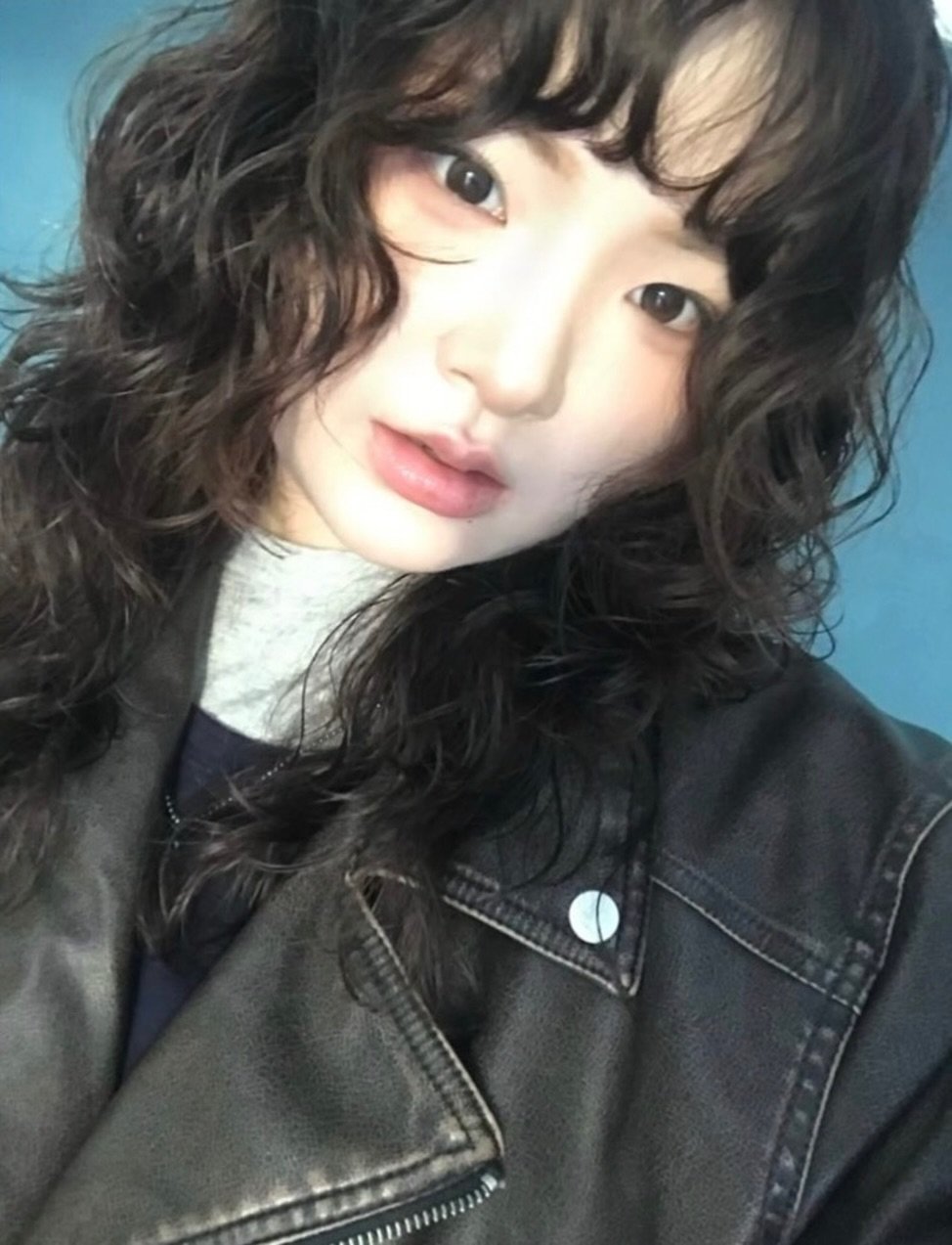 Photo by 광주미용실 인더미러 원장 정인 / 광주히피펌 빈티지펌 허쉬컷 굵은히피펌 on February 21, 2026. May be an image of one or more people, bangs, top and text.