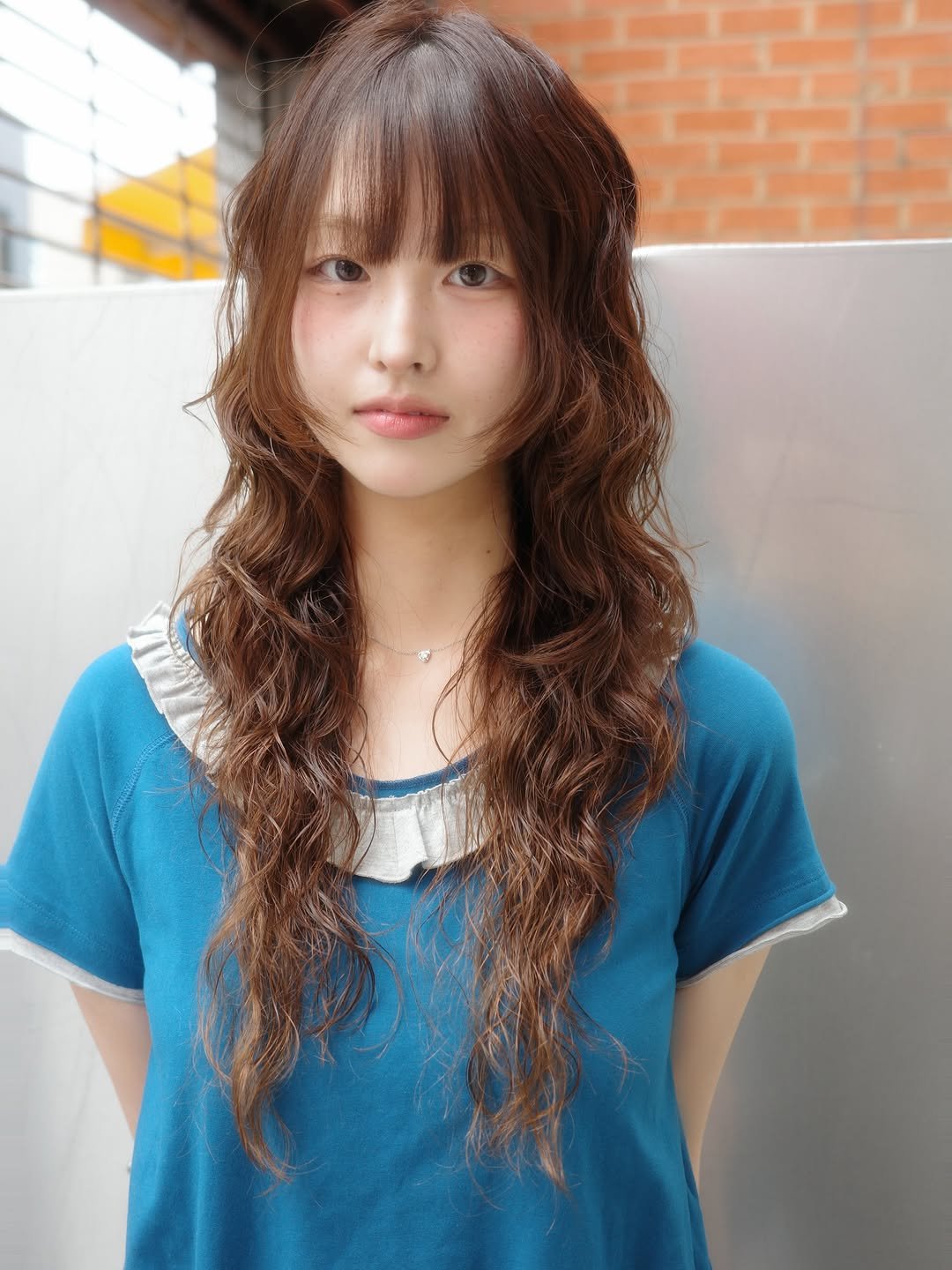 in_the_mirror__ 게시물 이미지: 잦은 시술로 손상 된 모발,
기장은 유지 하고 싶어하셔서 층감 조절로 
상한 머리...
