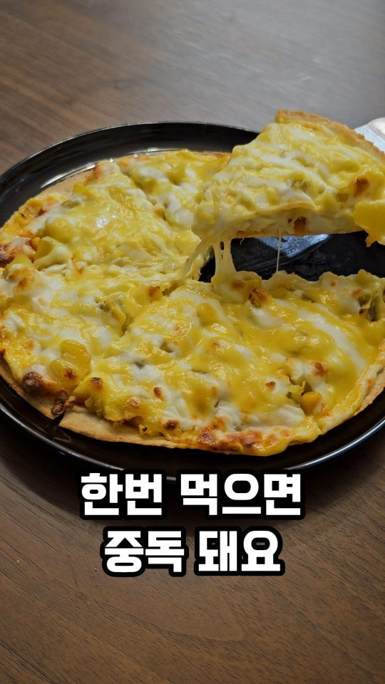 ina_home_kitchen 게시물 이미지: 전에는 피자에 웬 고구마 그랬었는데~
이게 한번씩 생각나요
노란소스가 치즈와...