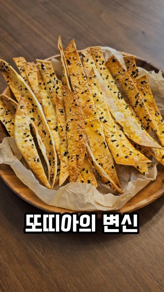 ina_home_kitchen 게시물 이미지: 😋😋😋
피자만들고 남은 계란 남은 거
없애려다 만들어낸 과자에요

그런데 너무...