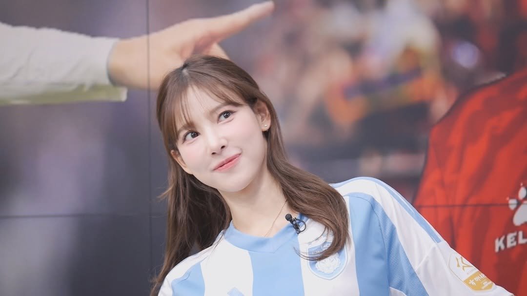 Photo by 이나연 on December 21, 2025. May be an image of one or more people, hair, top and text.