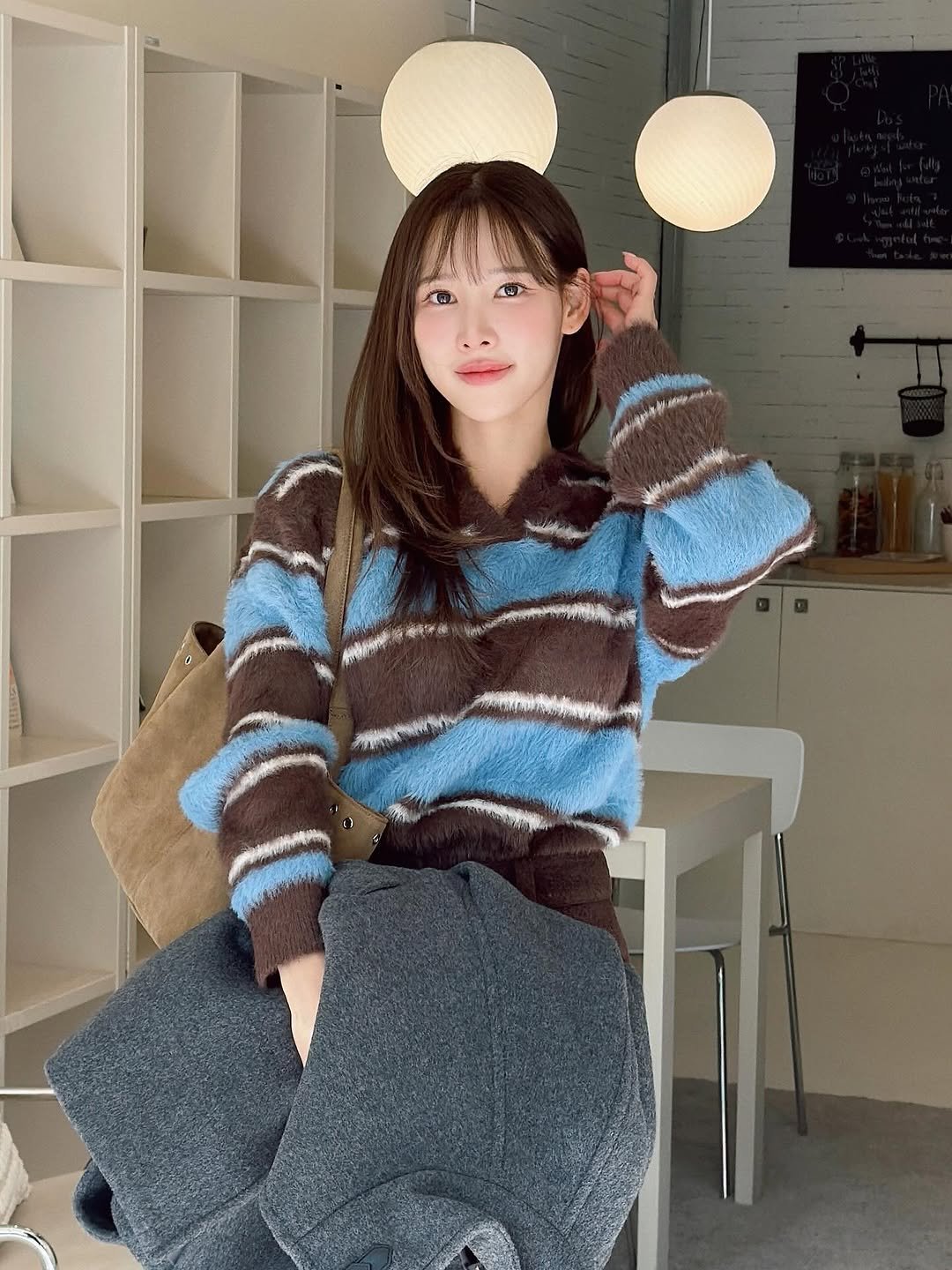 Photo shared by 이나연 on November 08, 2025 tagging @raive_studio. May be an image of sweater, knit, top, parka, cardigan and text.