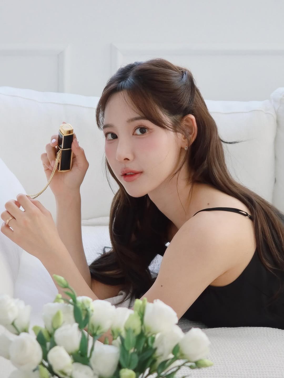 Photo shared by 이나연 on November 01, 2025 tagging @chanel.beauty.korea. May be an image of one or more people, makeup, phone, perfume and text.