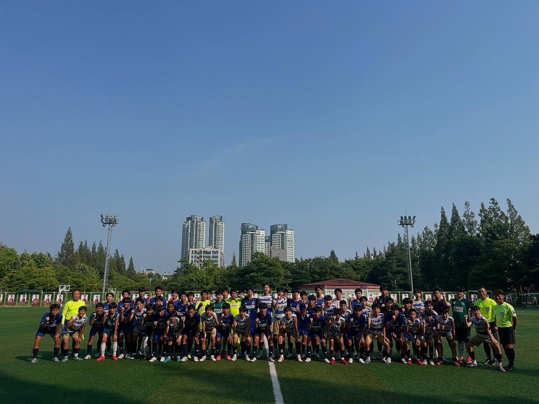 Photo by 인천남FC U15 축구단 in Incheon, Korea with @io_sciocco. May be an image of 1 person, playing football, playing soccer, sports equipment, grass, stadium and text.