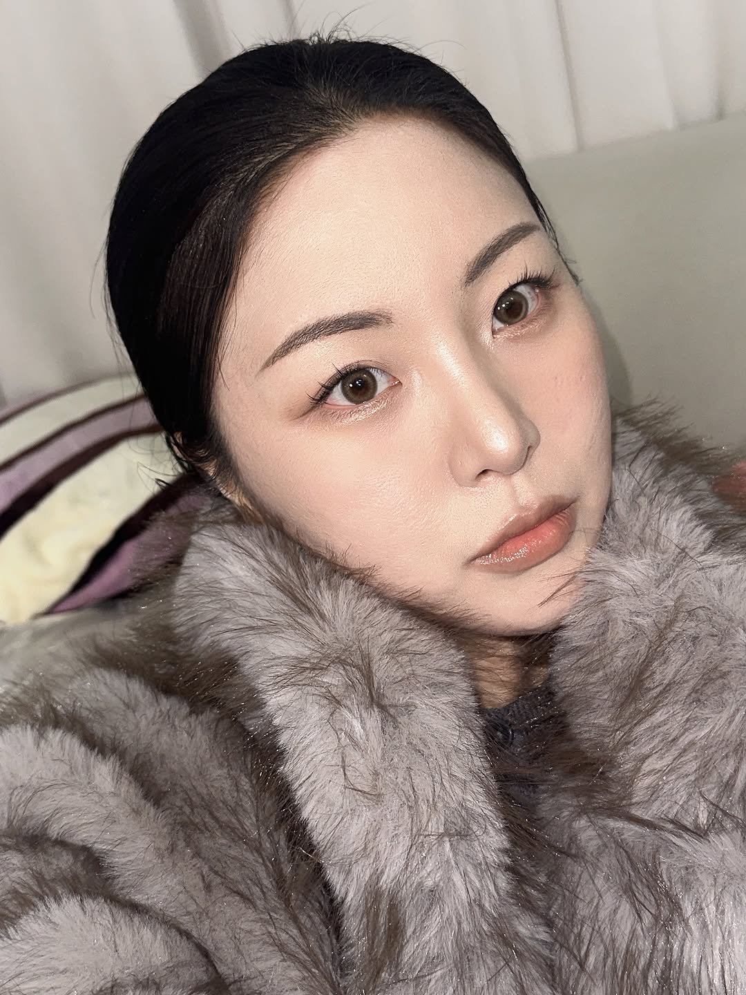 Photo by 뷰드름유튜버 인씨 inssi on February 10, 2026. May be a selfie of one or more people, makeup, hair, sable coat, goosedown coat, bath robe, parka and text.