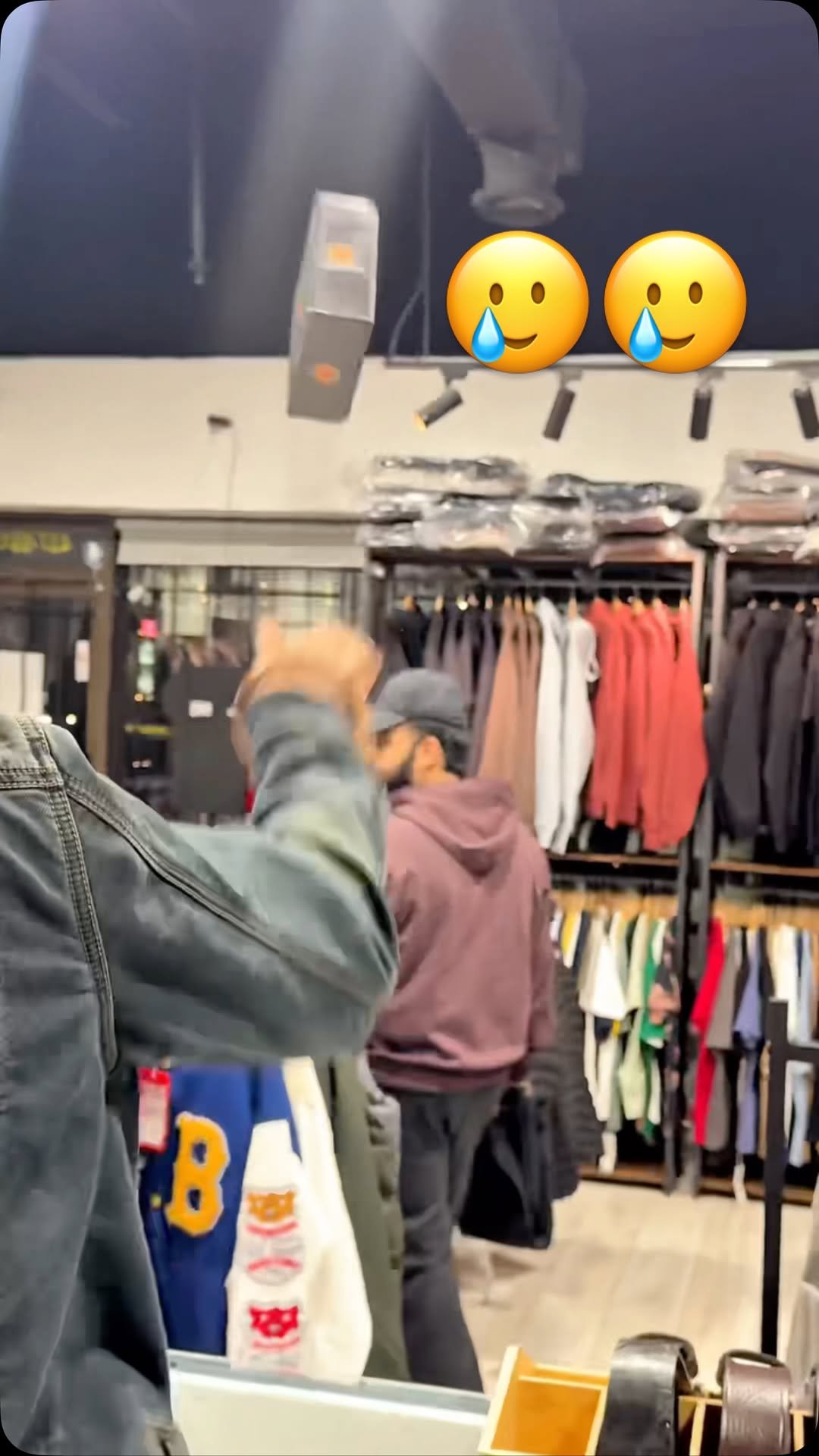 indemandoutfits 게시물 이미지: Sorry bro 🙏🏻
Buy ANY 4 items & get 1 FREE!...