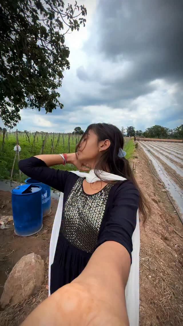 indianfarmergirl 게시물 이미지: Aaj Spray hua Tamatar me
#foryou #explore...