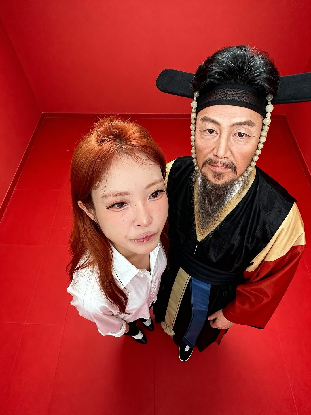 Photo by 어쩔수없는윤화 on September 23, 2025. May be an image of one or more people, people performing martial arts and costume.