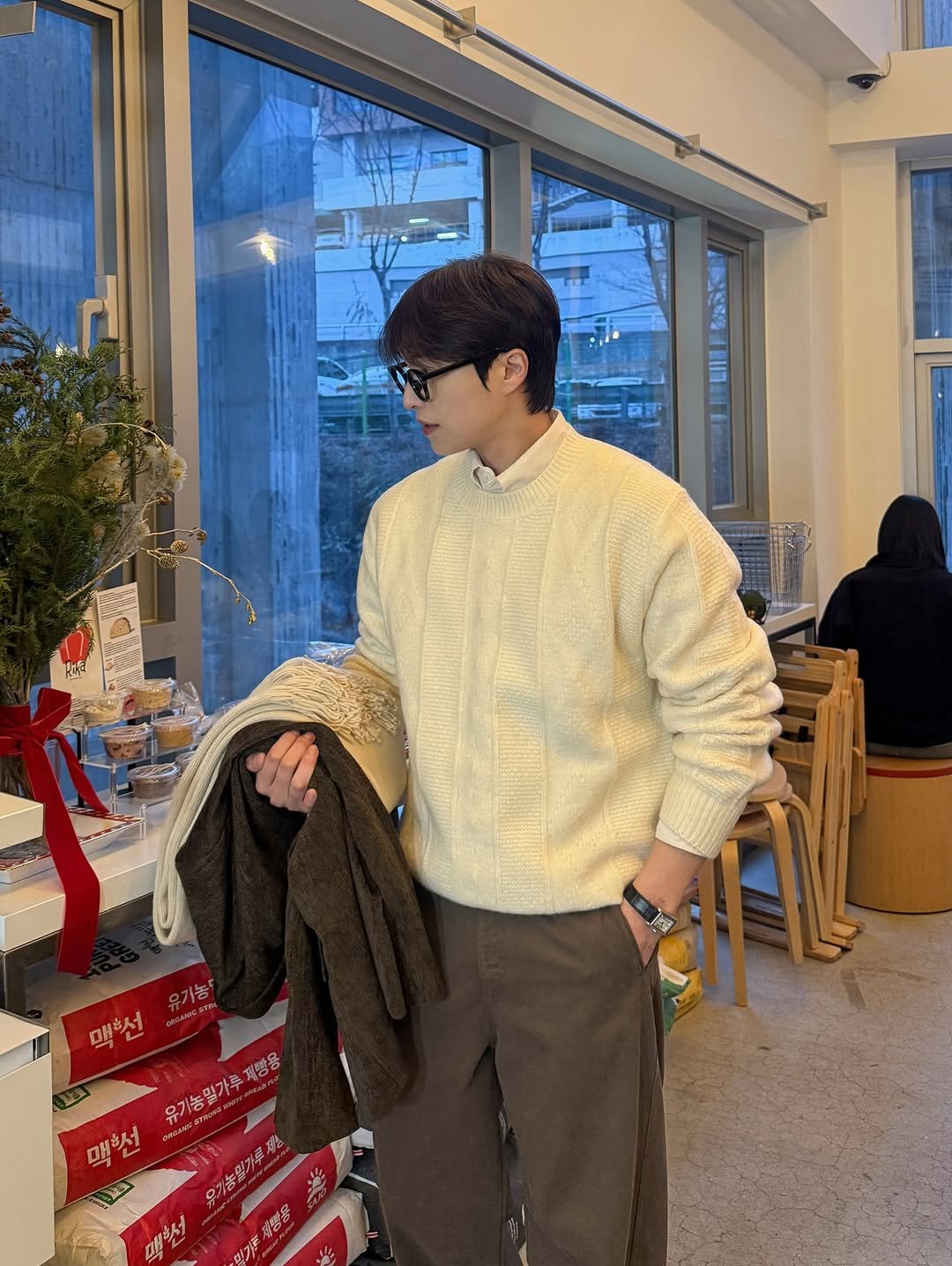 Photo by 인호ㅣ어스모어 on December 16, 2025. May be an image of duffle coat, overcoat, goosedown coat, turtleneck, fleece, parka, sweater and text.