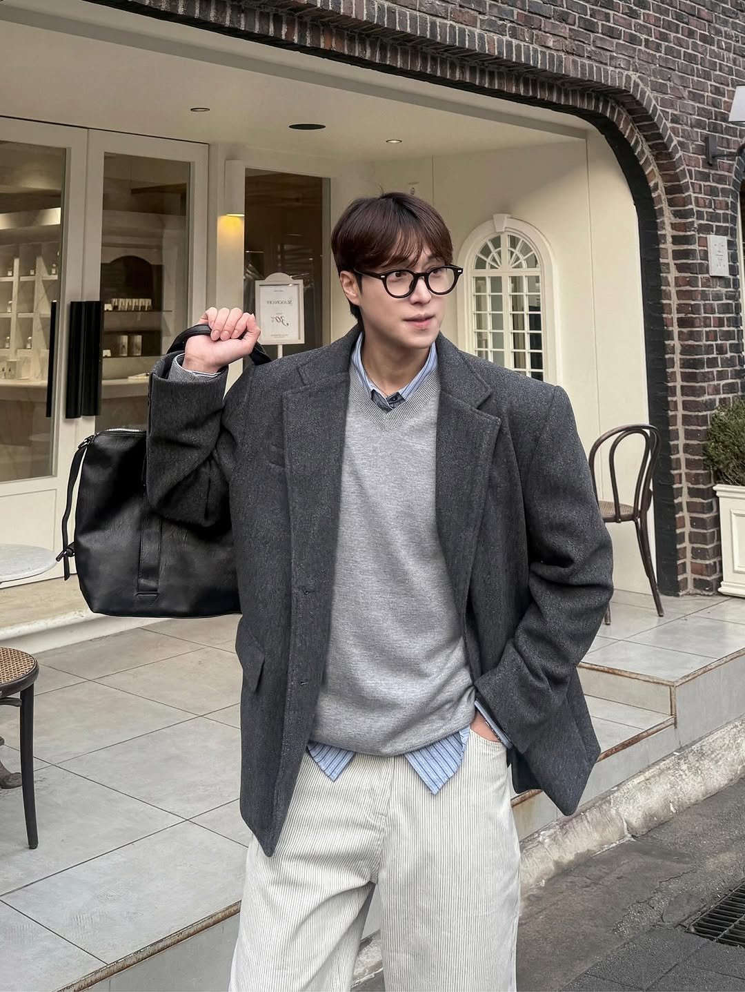 Photo by 인호ㅣ어스모어 on February 08, 2026. May be an image of duffle coat, overcoat, wingtip shoes, suit, blazer and text.