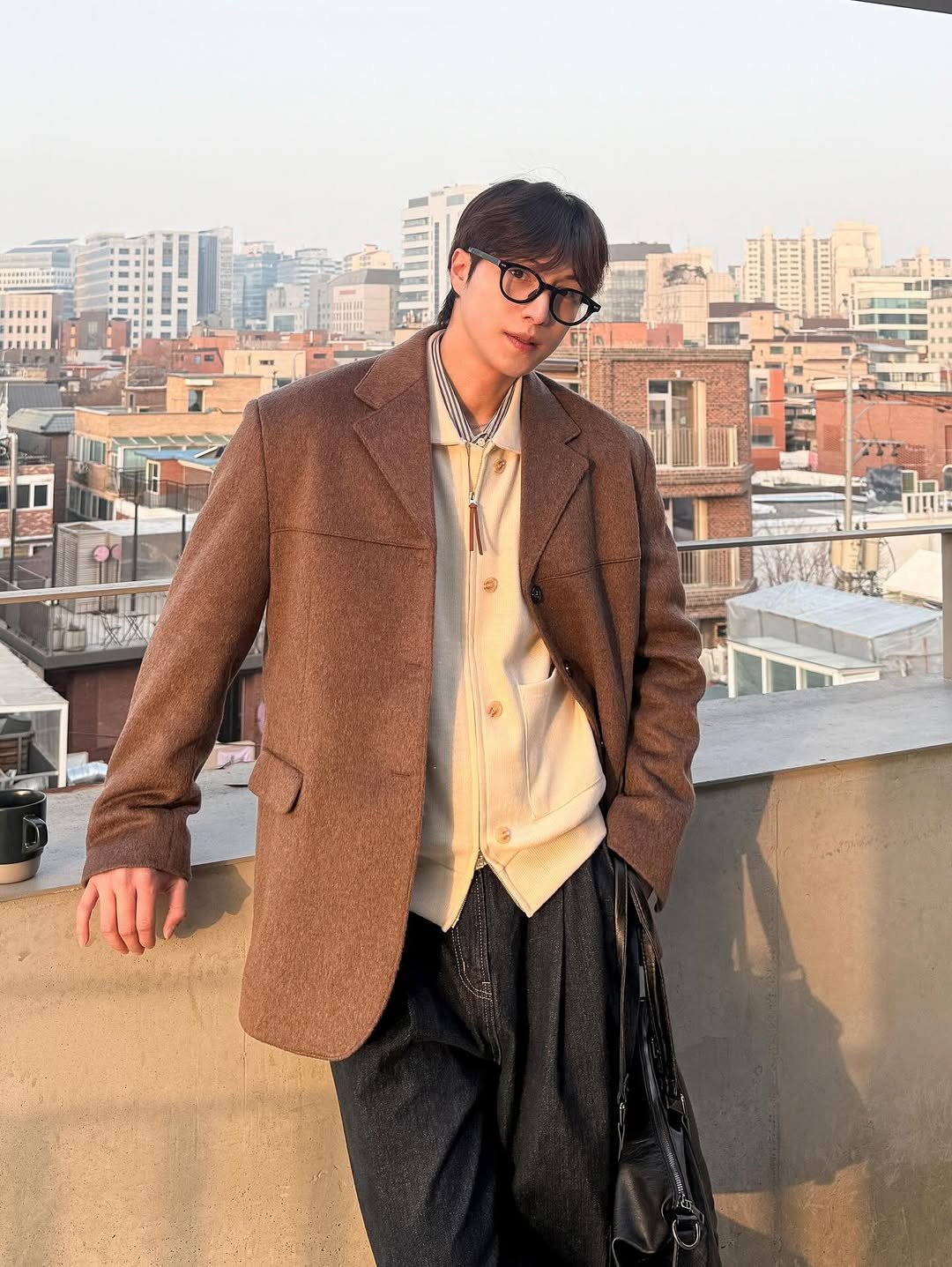 Photo by 인호ㅣ어스모어 on January 24, 2026. May be an image of duffle coat, overcoat, suit, bolo tie, blazer and text.