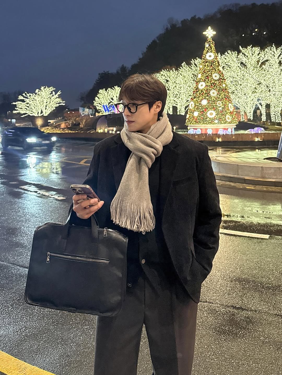 Photo by 인호ㅣ어스모어 on December 27, 2025. May be an image of duffle coat, scarf, overcoat, suit, briefcase and text.