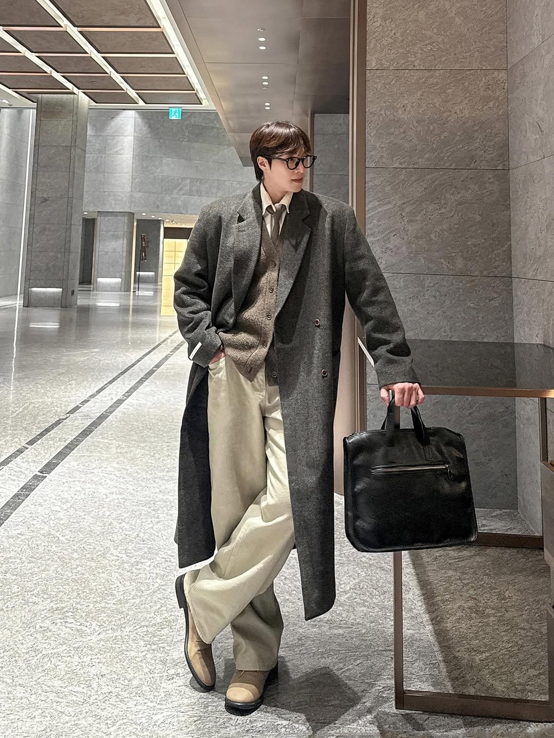 Photo by 인호ㅣ어스모어 on December 28, 2025. May be an image of wingtip shoes, duffle coat, overcoat, suitcase, briefcase, suit and text.