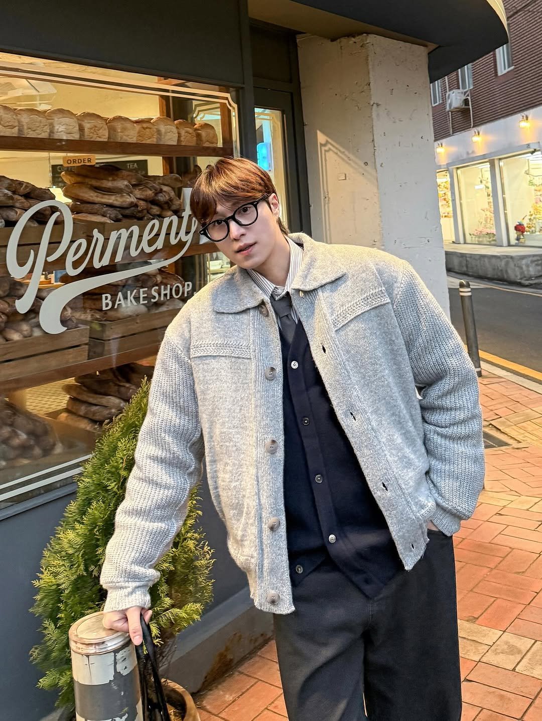 Photo by 인호ㅣ어스모어 on January 21, 2026. May be an image of duffle coat, overcoat, goosedown coat, flight jacket, parka and text that says 'ORDER Permeny. H 神 無'.