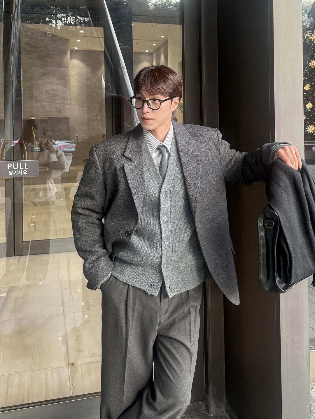 Photo by 인호ㅣ어스모어 on January 11, 2026. May be an image of duffle coat, overcoat, wingtip shoes, eyeglasses, goosedown coat, wool, suit, blazer, dinner jacket and text.