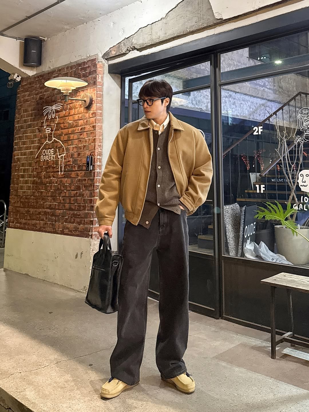 Photo by 인호ㅣ어스모어 on December 21, 2025. May be an image of duffle coat, overcoat, wingtip shoes and text that says 'OUDE BAKERY 2F CNV 1F 9 NW 1o GAL'.