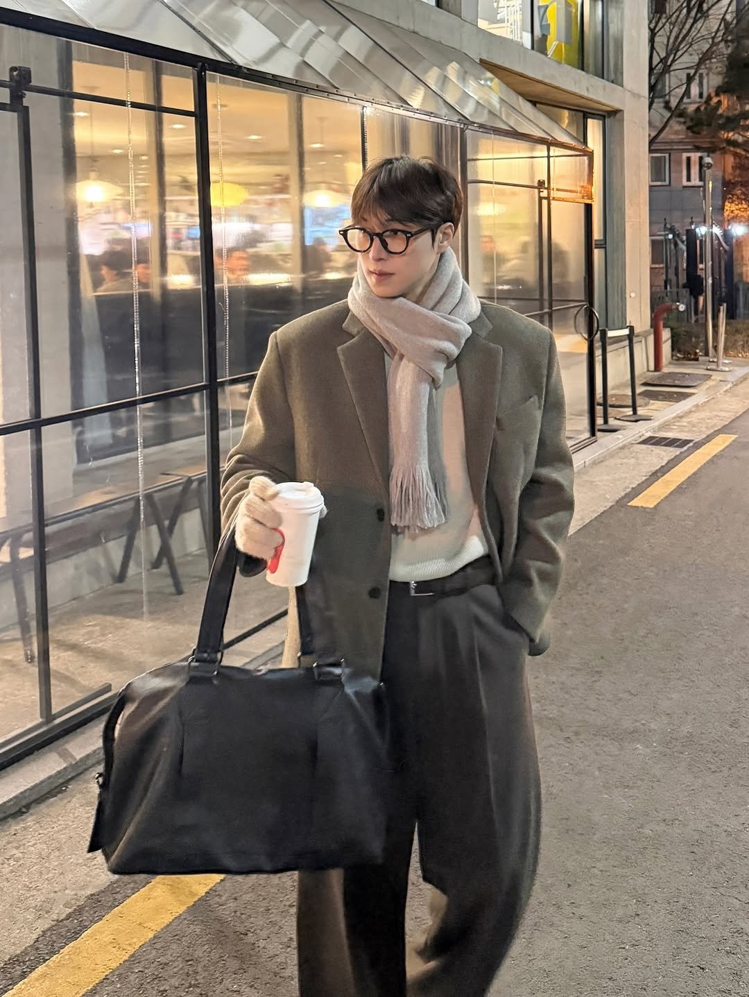 Photo by 인호ㅣ어스모어 on December 14, 2025. May be an image of duffle coat, overcoat, wingtip shoes, scarf, briefcase, suit, cornflower and text.
