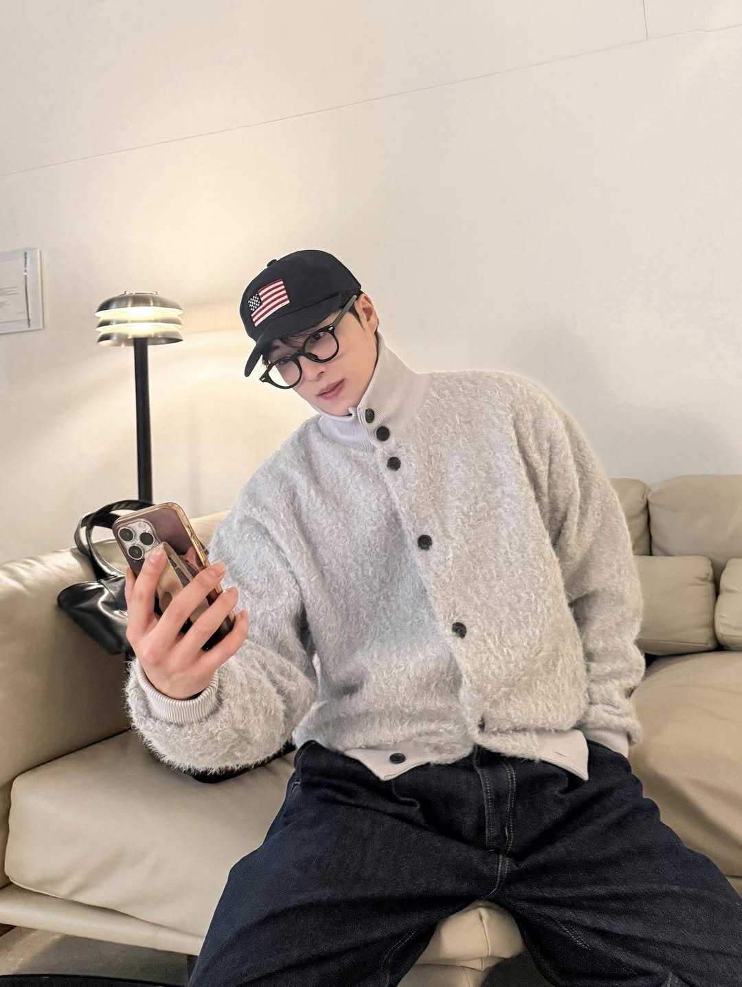 Photo by 인호ㅣ어스모어 on January 15, 2026. May be an image of duffle coat, phone, hat, parka, sweater, fleece, sweatshirt, sweatpants and text.