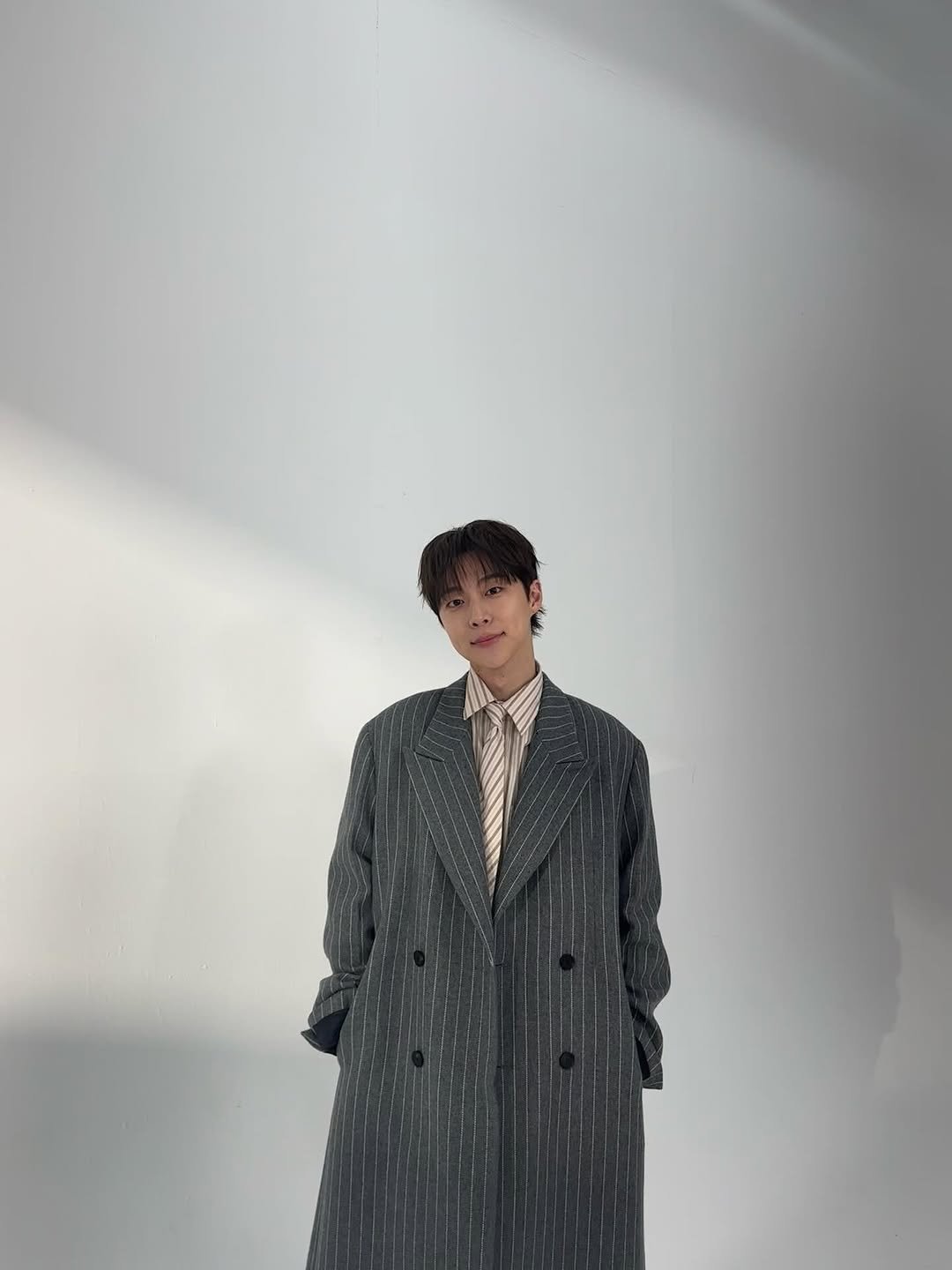 Photo by 배인혁 on February 25, 2026. May be an image of duffle coat, overcoat, suit, turtleneck and text.