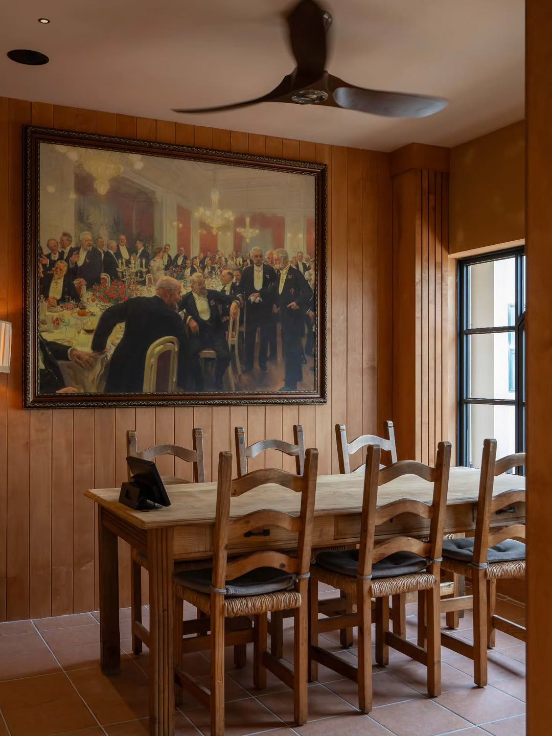 Photo by 이노플랜디자인 대표 이 승 목 on January 31, 2026. May be an image of table, kitchen table, dining table, indoors and text.