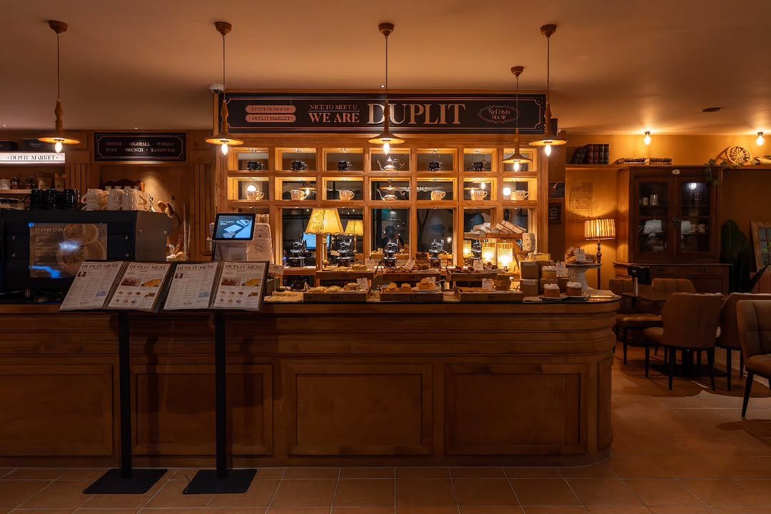 Photo by 이노플랜디자인 대표 이 승 목 on February 09, 2026. May be an image of lighting, display case, hat shop and text.