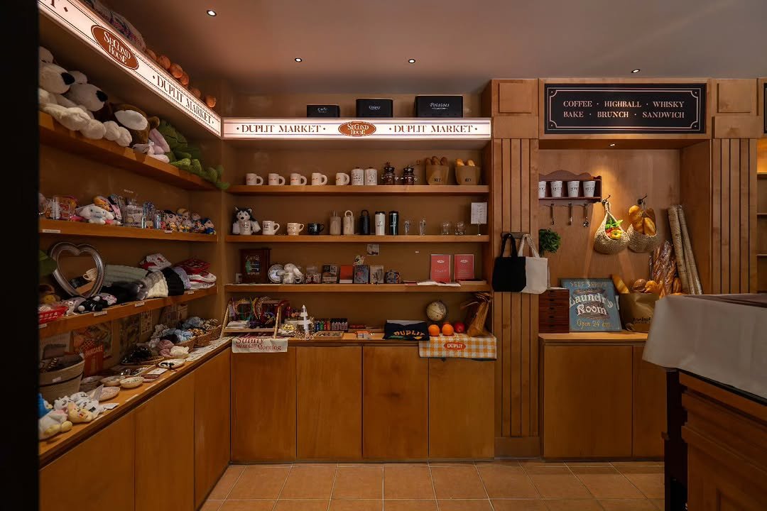 Photo by 이노플랜디자인 대표 이 승 목 on February 09, 2026. May be an image of lighting, display case, shelf, hat shop and text.